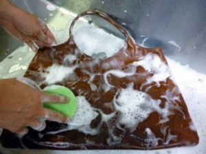 鞄クリーニングの実際の作業 高品質洗浄、あなたのバッグ、カバンの補色、染色、染め直し、お任せ下さい