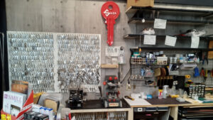 合鍵作成・スペアキー作成用のブランキ―や工具、専用キーマシンが並んだ当店内観