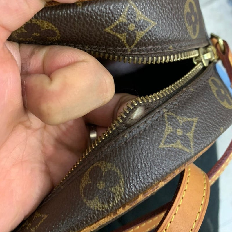 カバン・バック修理例としてルイヴィトン(LOUIS VUITTON)鞄バッグの破れてしまったファスナー箇所の修理交換前の状態