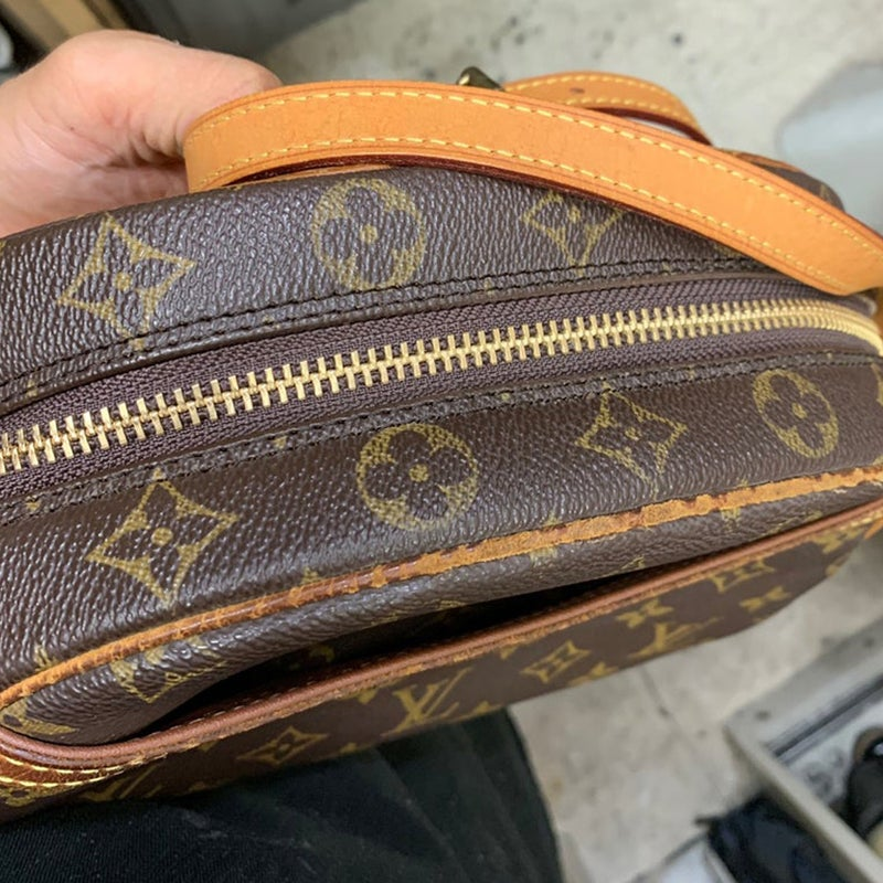 カバン・バック修理例としてルイヴィトン(LOUIS VUITTON)鞄バッグの破れてしまったファスナー箇所の修理交換前の状態を別角度から撮影